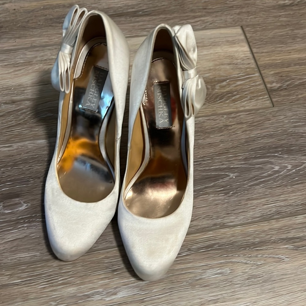 Off-white Badgley Mischka pump with bow